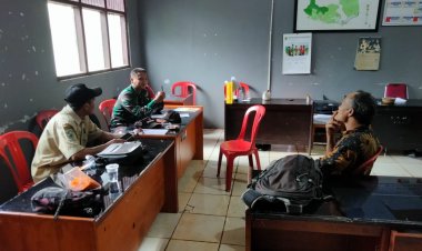 Babinsa Melaksanakan  Komsos Dengan Perangkat Desa