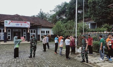 Babinsa Bersama Bhabinkamtibmas Latih Petugas Upacara