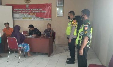 Babinsa dan Bhabinkamtibmas Amankan Pembagian Bantuan dari Pemerintah
