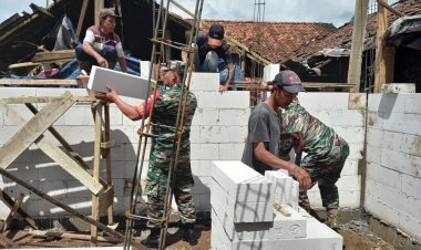 TNI Manunggal Dengan Rakyat Babinsa Bantu Warga Bangun Rumah RTLH