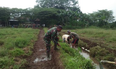 Babinsa Koramil Wonopringgo Bersama Warga Kerja Bakti Normalisasi Saluran Irigasi