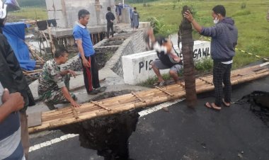 Jalan Terputus, Babinsa Bersama Warga Buat Jembatan Darurat