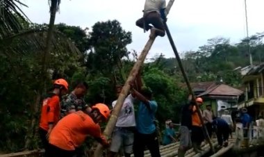 Diterjang Banjir, TNI Ikut Bangun Jembatan Darurat di Gumelar