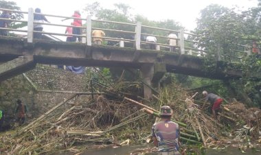 Aparat Gabungan Dan Warga Bersihkan Sungai Sogra