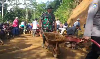 Babinsa Bersama Bhabinkamtibmas Kerja Bakti Pembersihan Longsoran Tebing