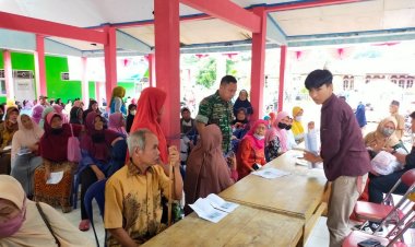 Babinsa Dampingi Pembagian 10.464 Warga Penerima BLT di Kebasen
