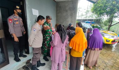 Babinsa Bersama Bhabinkamtibmas Pantau Langsung Penyaluran Bantuan
