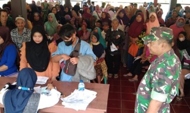 Babinsa Melaksanakan Pendampingan Kegiatan Pemberian Bansos