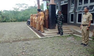 Babinsa Melaksanakan Gladi Pelatihan Petugas Upacara HUT KORPRI Dan PGRI