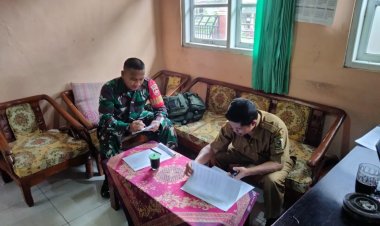 Babinsa Melaksanakan Komsos  Dengan Perangkat Desa