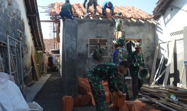 Pupuk Jiwa Gotong Royong, Babinsa Kodim 0712 Tegal Bantu Pasang Genteng Rumah Warga