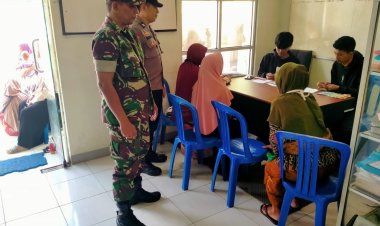 Babinsa Bersama Bhabinkamtibmas dampingi Pembagian Bansos