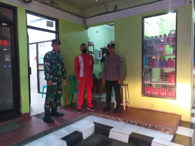 Jaga Keamanan Wilayah Babinsa Bersama Bhabinkamtibmas Laksanakan  Patroli Malam