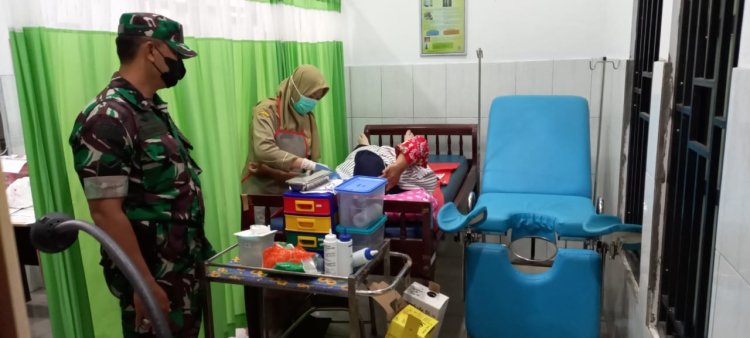 Babinsa Melaksanakan Pendampingan KB Di Puskesmas Karangkobar
