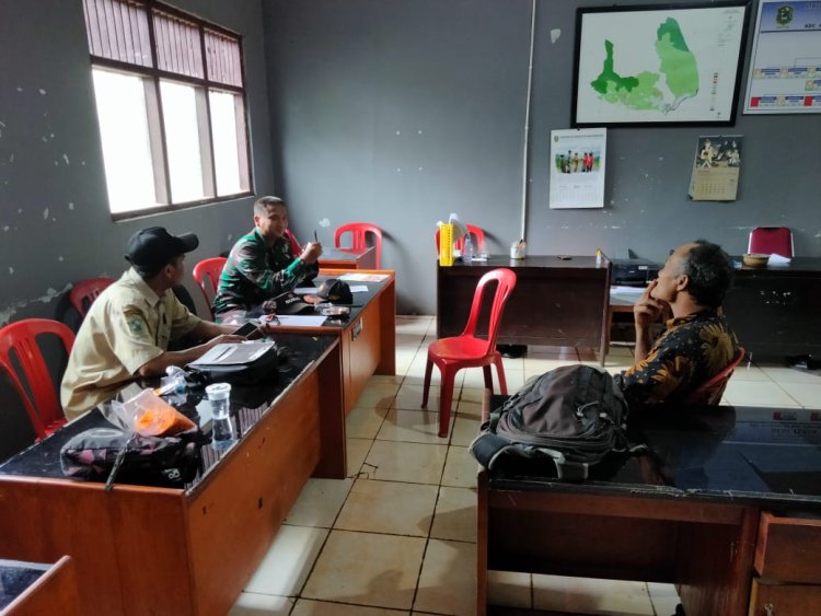 Babinsa Melaksanakan  Komsos Dengan Perangkat Desa