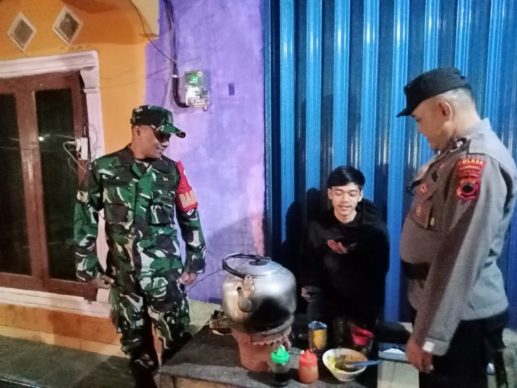 Berikan Rasa Aman Babinsa Bersama Bhabinkamtibmas melaksanakan Patroli 