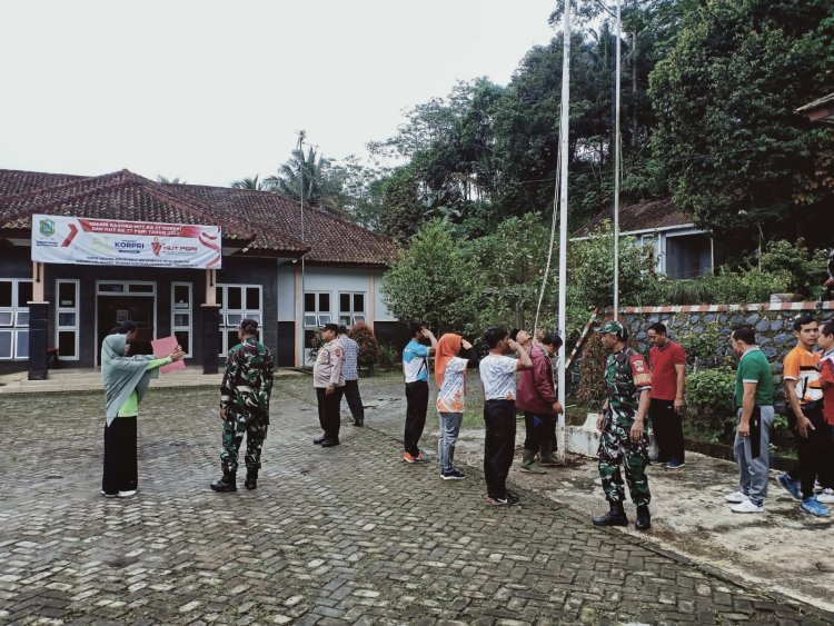 Babinsa Bersama Bhabinkamtibmas Latih Petugas Upacara