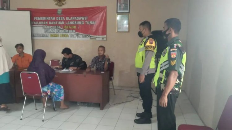 Babinsa dan Bhabinkamtibmas Amankan Pembagian Bantuan dari Pemerintah