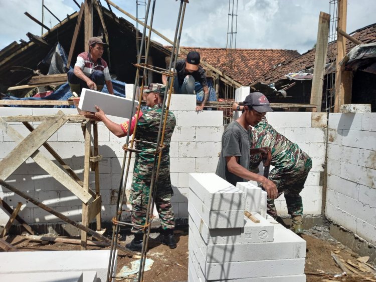 TNI Manunggal Dengan Rakyat Babinsa Bantu Warga Bangun Rumah RTLH