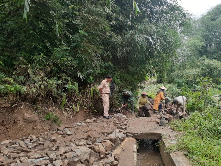 Bersama Masyarakat Babinsa Bantu Pembuatan Jalan Usaha Tani