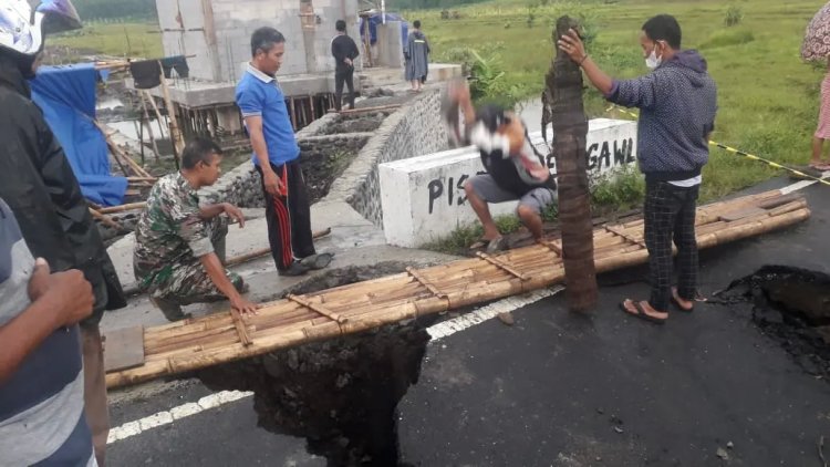 Jalan Terputus, Babinsa Bersama Warga Buat Jembatan Darurat