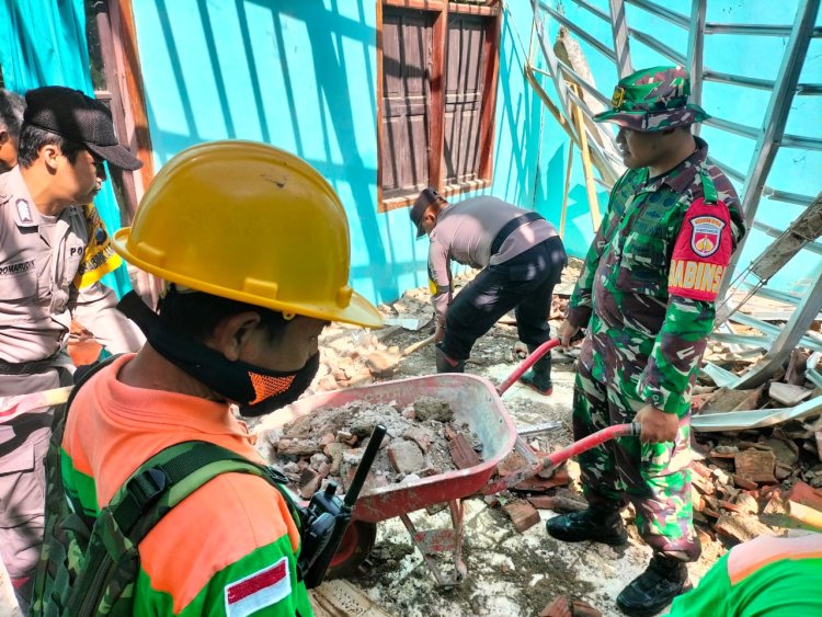 Babinsa Bersama Relawan Kerja Bakti Bersihkan Reruntuhan Rumah Roboh