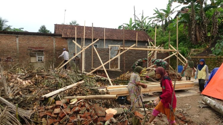 Babinsa Koramil 03/Kajen Bersama Warga Gotong-royong Bangun Rumah Mbah Ahmad Betu