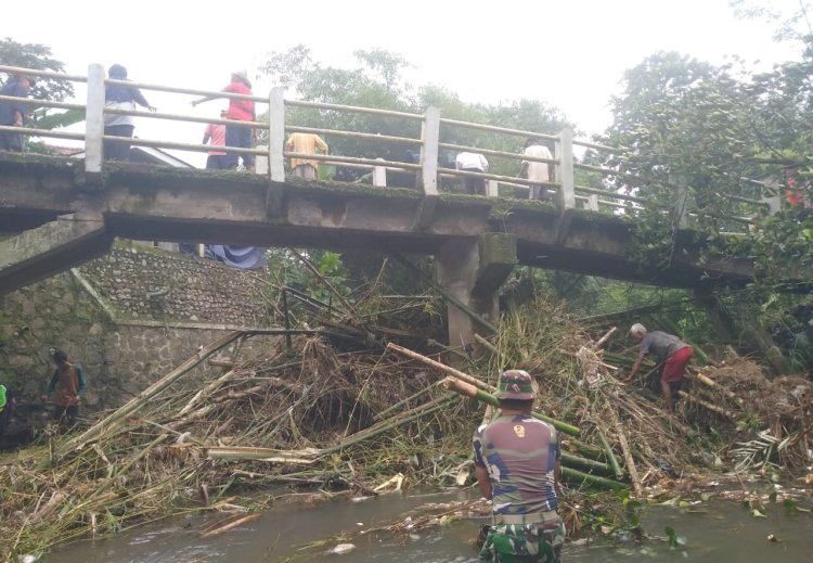 Aparat Gabungan Dan Warga Bersihkan Sungai Sogra