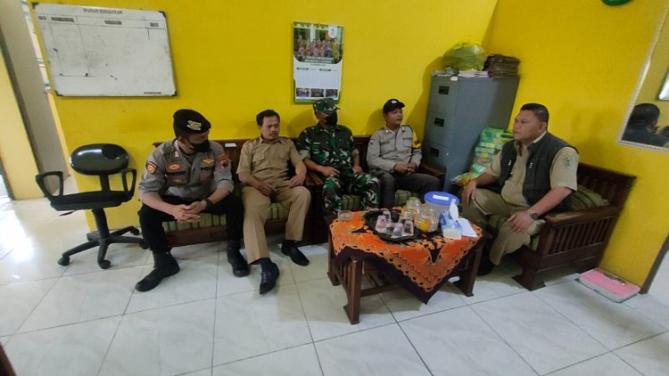 Babinsa Bersama Bhabinkamtibmas Melaksanakan Komsos Dengan Kades Paweden