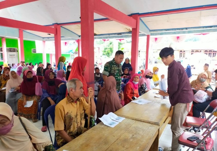 Babinsa Dampingi Pembagian 10.464 Warga Penerima BLT di Kebasen