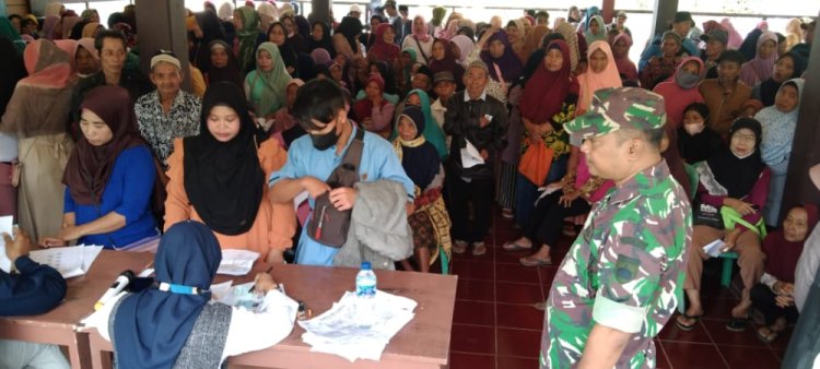Babinsa Melaksanakan Pendampingan Kegiatan Pemberian Bansos