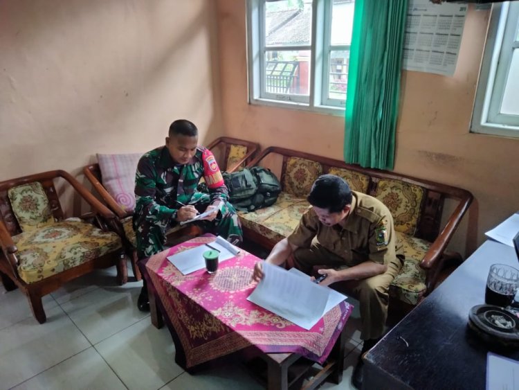 Babinsa Melaksanakan Komsos  Dengan Perangkat Desa