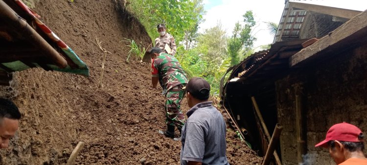 Babinsa  Bantu  Bencana Tanah Longsor 