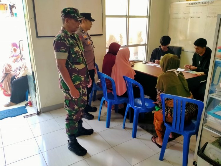 Babinsa Bersama Bhabinkamtibmas dampingi Pembagian Bansos