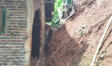 Rumah Warga Desa Gentansari Jebol Akibat Longsor