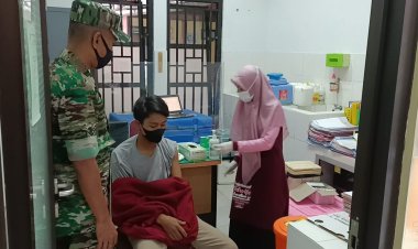 Babinsa Dampingi Vaksinasi Covid 19 Di Puskesmas Karangkobar