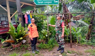 Wujud Kepedulian Babinsa Bersama Relawan Cek Rambu Bencana