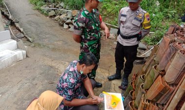 Babinsa Dampingi Petugas Ambil Sampel Air