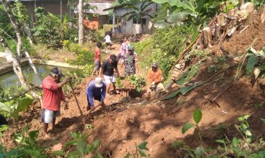 Pembersihan Tanah Longsor Dusun Siwalan