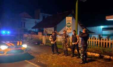 Patroli malam ini rutin dilakukan untuk menciptakan keamanan