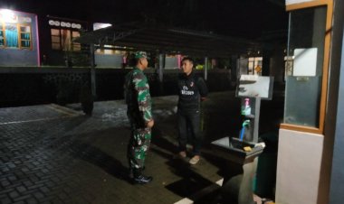 Babinsa memberi himbauan kepada warga