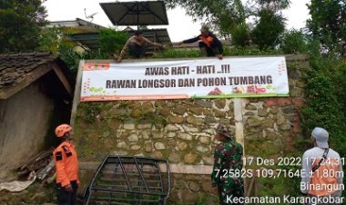Babinsa Bersama Relawan Pasang Spanduk Peringatan Bahaya 