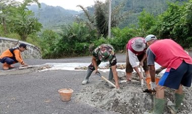 Babinsa Bersama Warga Gotong Royong Perbaiki Jalan Rusak Berlubang
