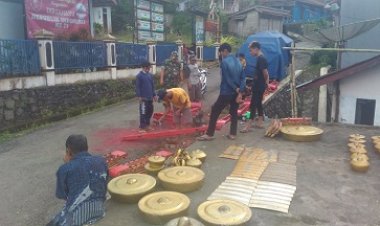 Babinsa Komsos Bersama Pelaku Kesenian