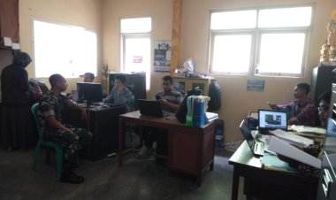 Babinsa Komsos Dengan Perangkat Desa Kalisat Kidul 