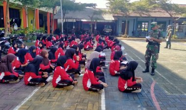 Babinsa Koramil 01/Purbalingga Latih Siswa Prakerin Disiplin dan Profesionalisme Dalam Bekerja