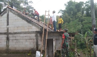 Babinsa Koramil 04 Karangkobar Bantu Warganya Pasang Genteng Rumah