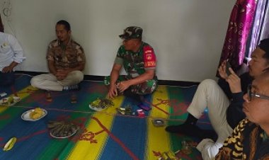 Komsos Dengan Ketua RT Babinsa Bersama Kades Eratkan Silaturahmi