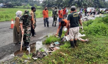 Ciptakan Hidup Sehat, Forkopincam Karanglewas Lakukan Jum’at Bersih