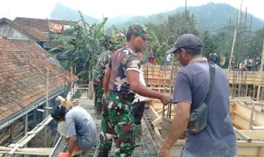 Babinsa Bersama Masyarakat kerja bakti Bangun Masjid